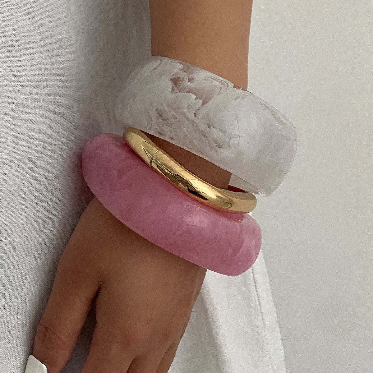Pulsera geométrica única de acrílico y aleación para mujer con textura marmoleada y acabado chapado