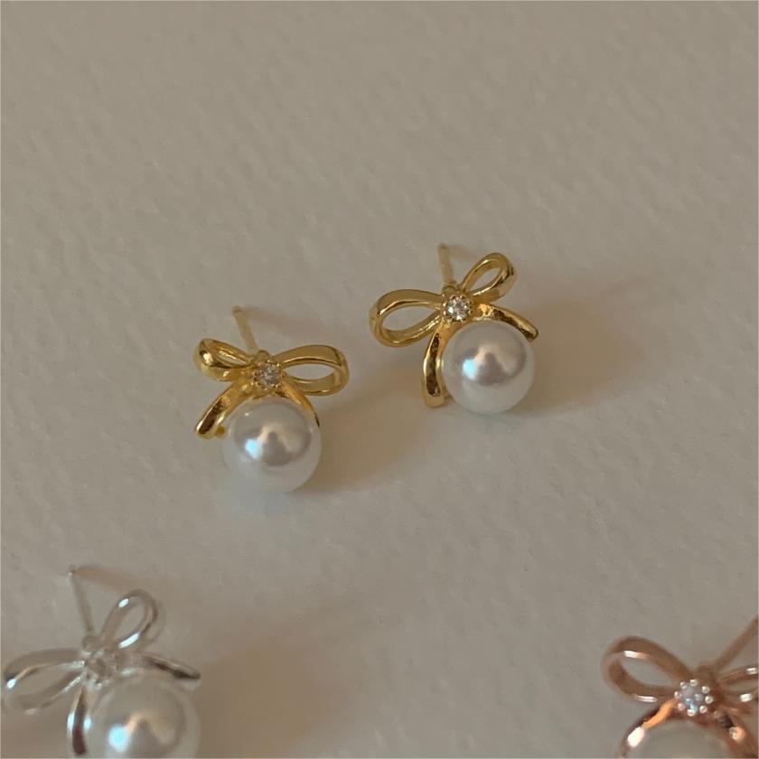 Orecchini a perno con fiocco minimalista e perle in argento sterling 925 placcato oro