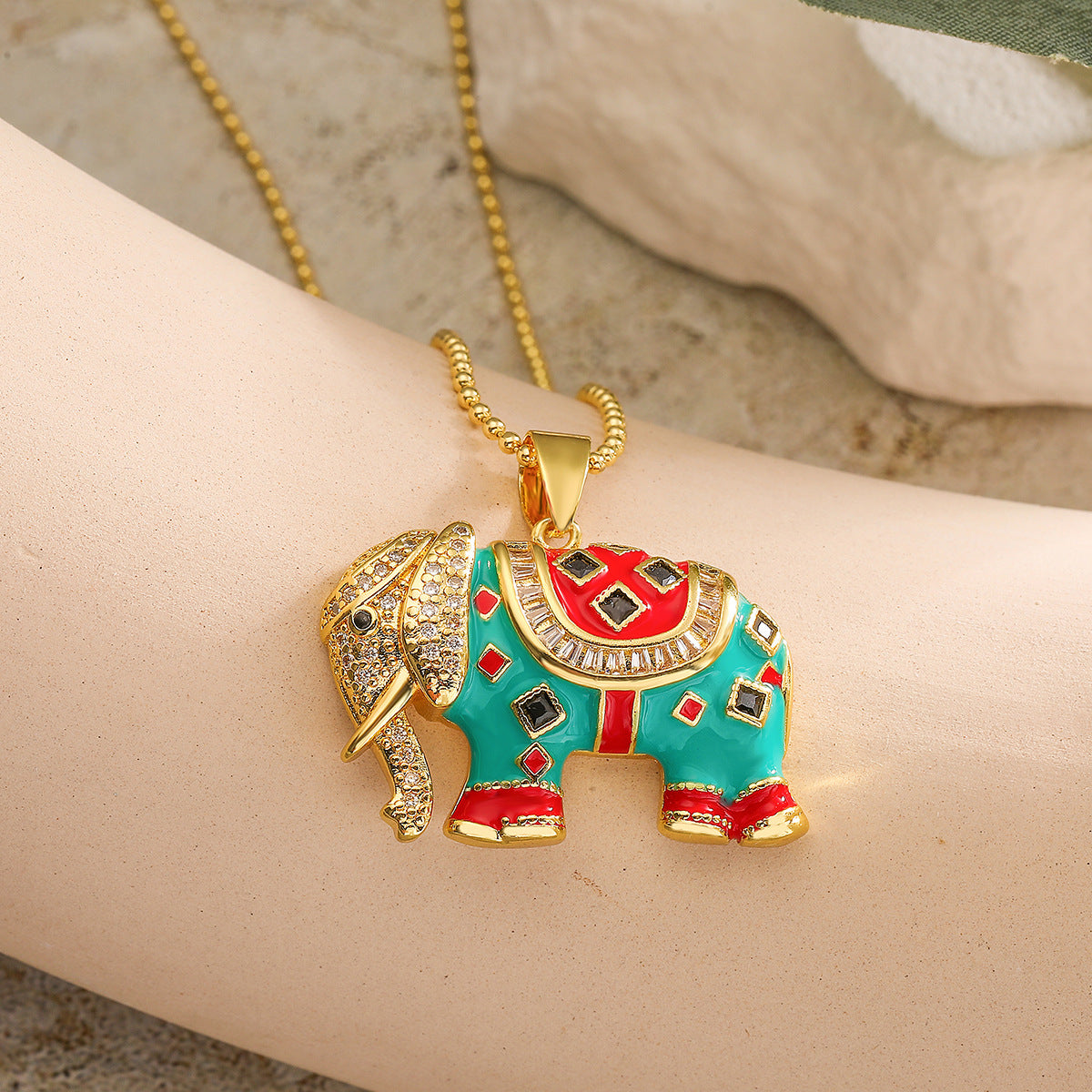 Collana da donna con ciondolo a forma di elefante minimalista, con base in rame placcata in oro 18K e finitura smaltata con zirconi cubici