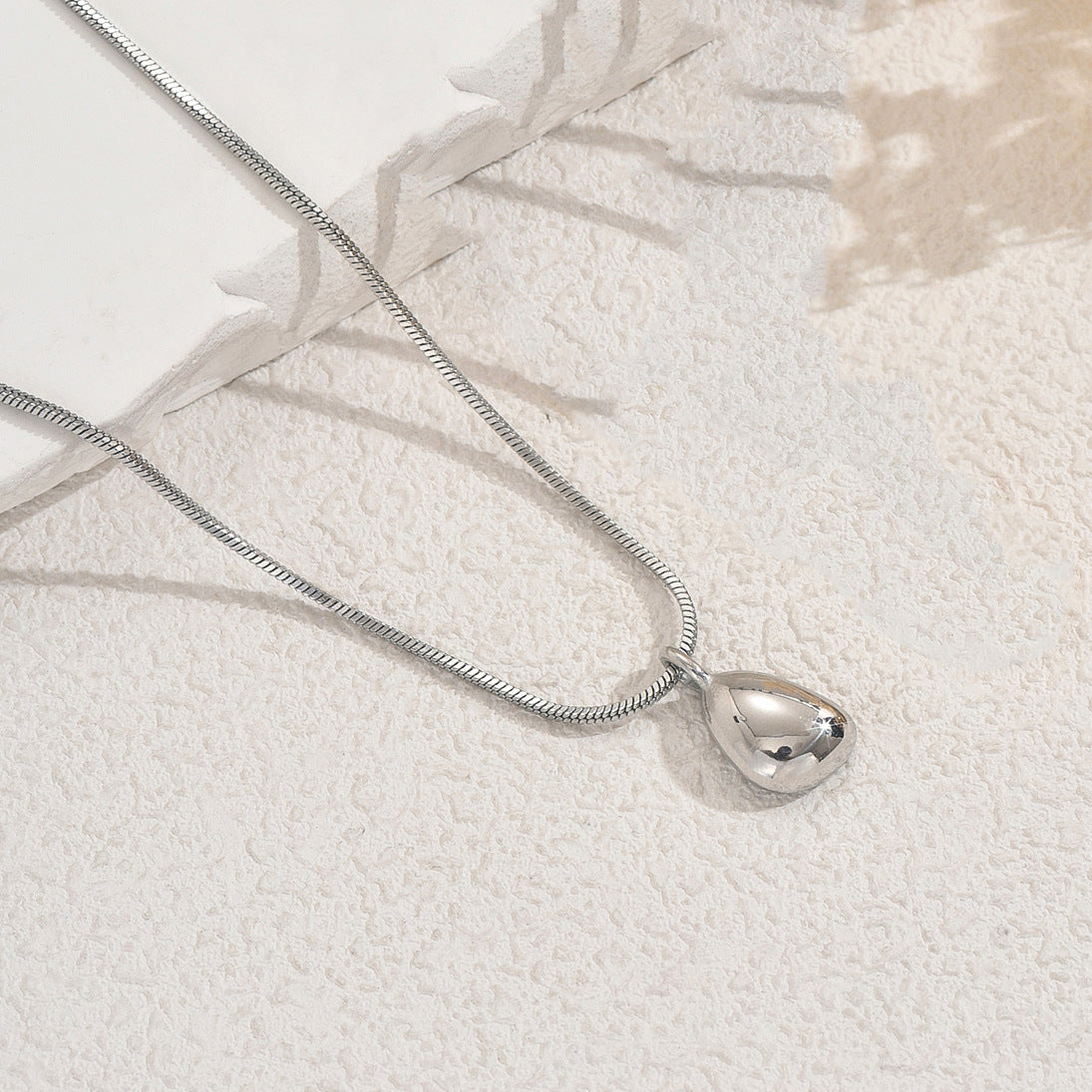 Collana a pendente geometrico minimalista da donna in rame con finitura placcata, catena lunga alla clavicola