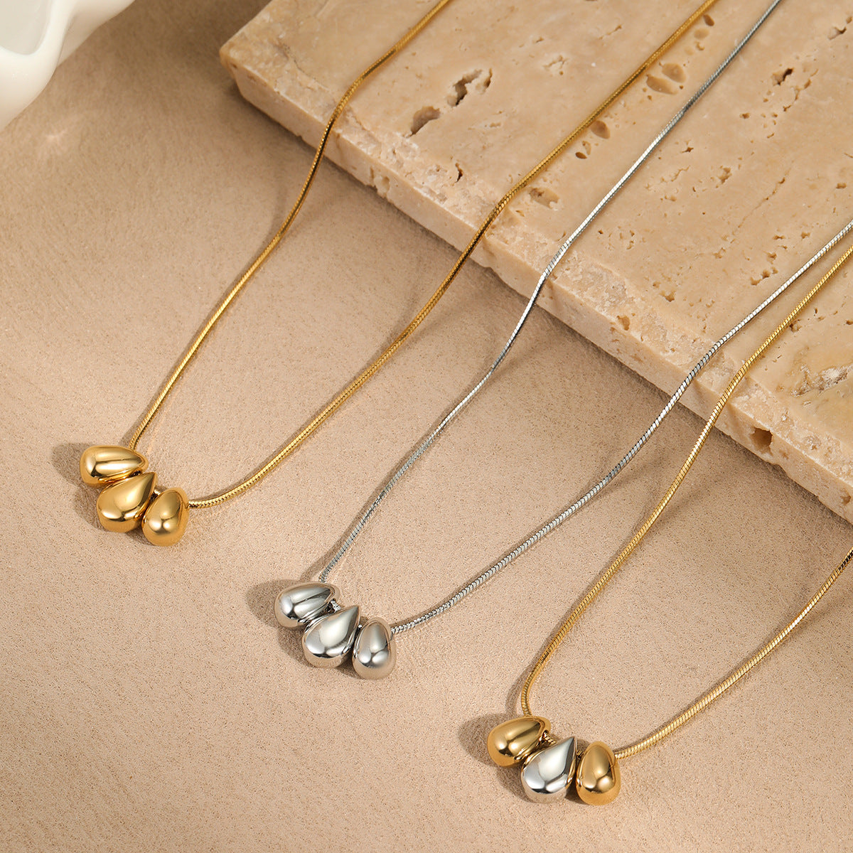 Collana da donna alla moda con gocce d'acqua geometriche in acciaio inossidabile e placcatura in oro 18 carati