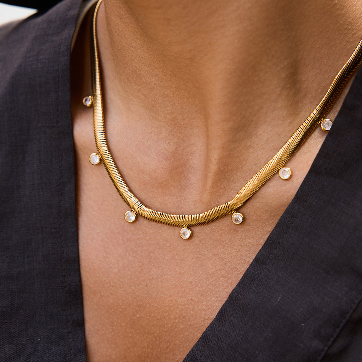 Collana da donna in acciaio inossidabile placcato oro 18 carati con zirconi, dal design geometrico di lusso