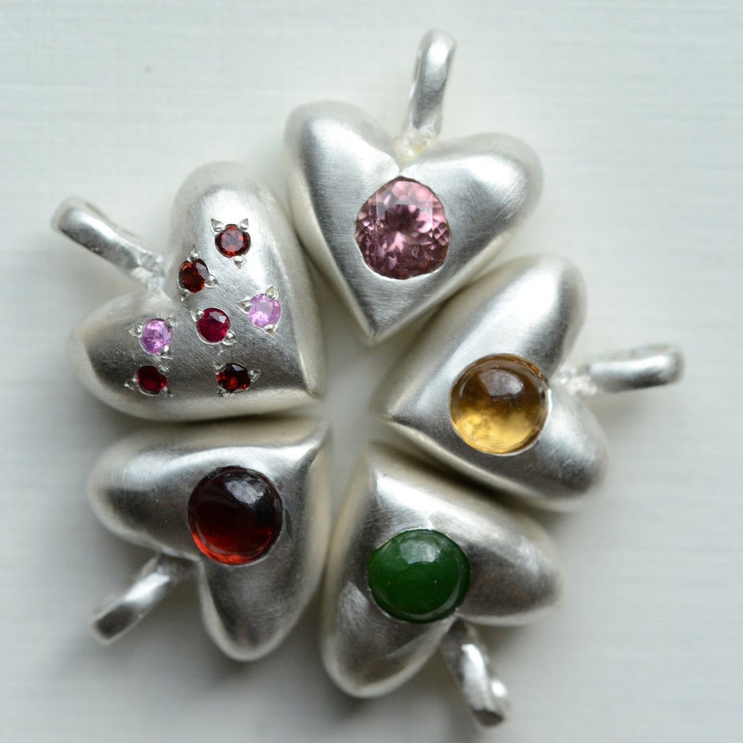 Collana con ciondolo a barra placcato in acciaio inossidabile con zirconi cubici a cuore minimalista