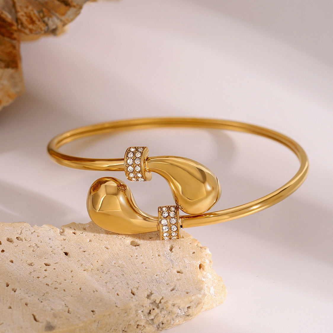 Elegante bracciale da donna placcato in acciaio inossidabile a forma di goccia con intarsi di strass