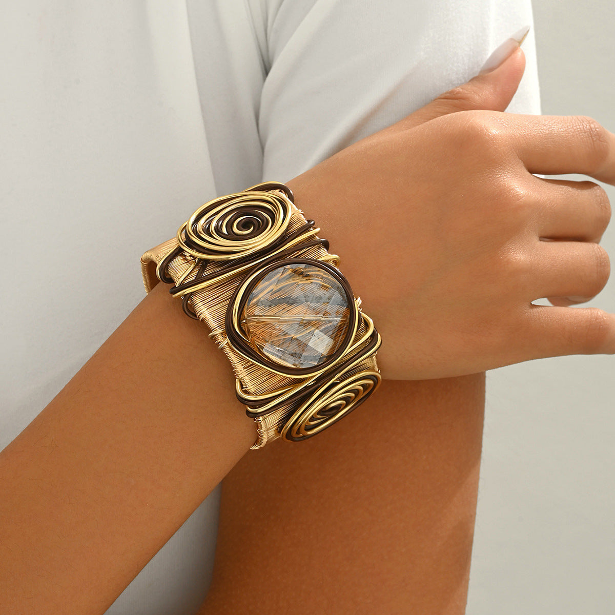 Pulsera Minimalista Geométrica de Hilo para Mujer en Aleación de Zinc con Incrustaciones Bañadas en Oro y Gemas Sintéticas
