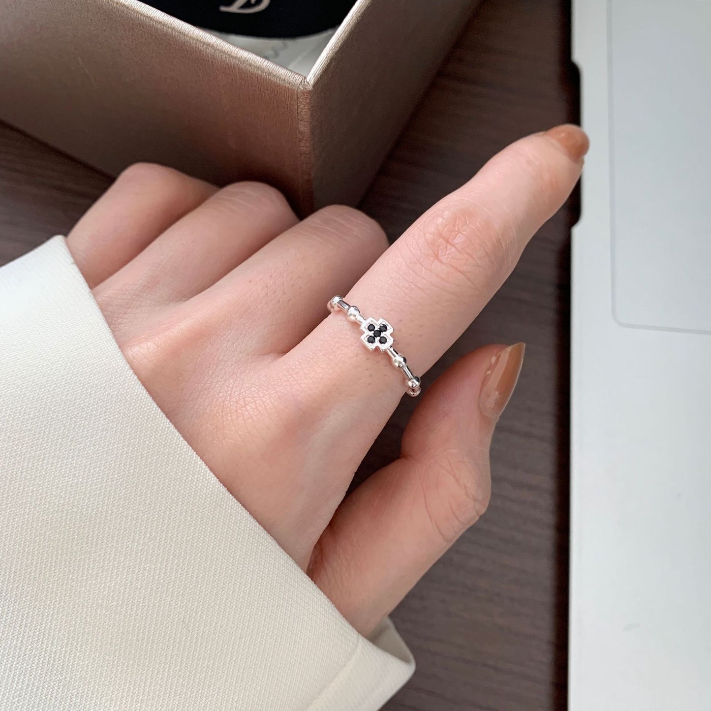 Anello Geometrcio a Croce Vintage Minimalista in Argento Sterling 925 Placcato Oro con Diamanti Neri