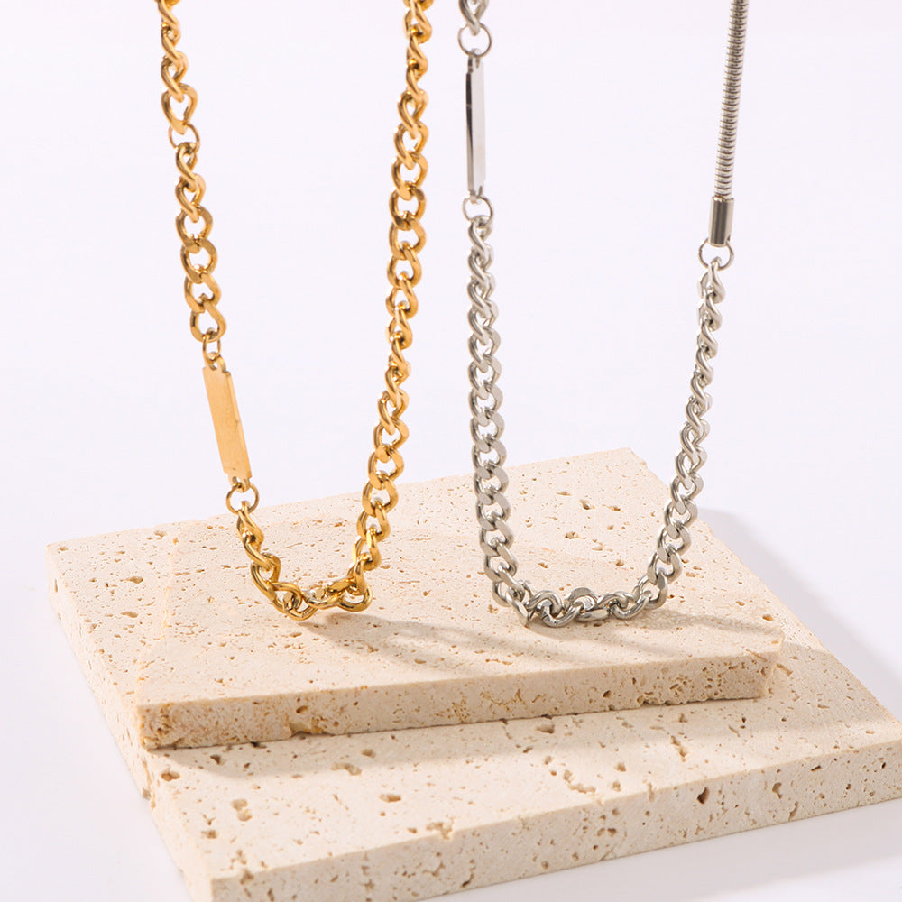 Collana Minimalista a Catena Serpentina Cubana con Ciondolo Rotondo Inciso, Corpo in Acciaio Inossidabile, Ciondolo in Acciaio al Titanio Placcato Oro 18K, Dettagli Floreali e Geometrici, Gioielli da Donna