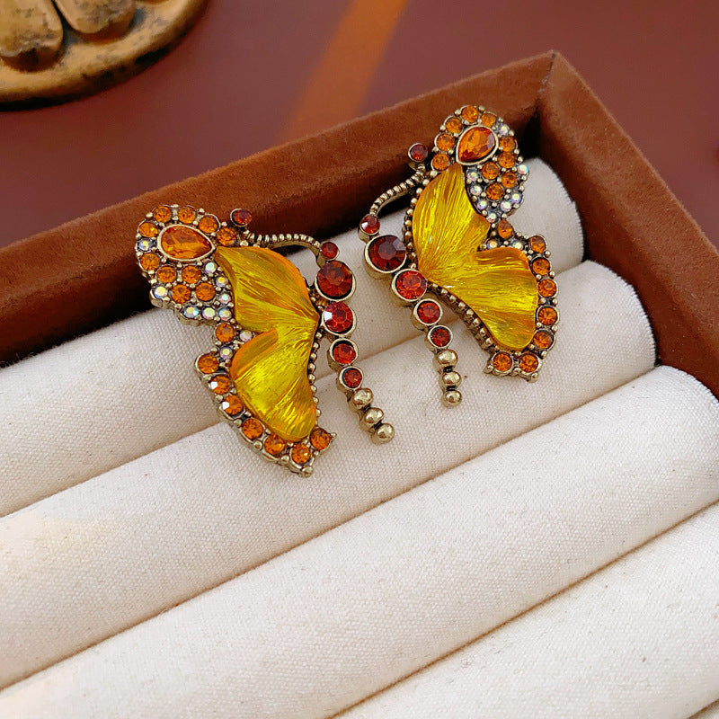 Collana con pendente a farfalla vintage con intarsio di strass in lega per donne, delicata catena per maglione con motivo di insetto artistico ed eleganza retrò