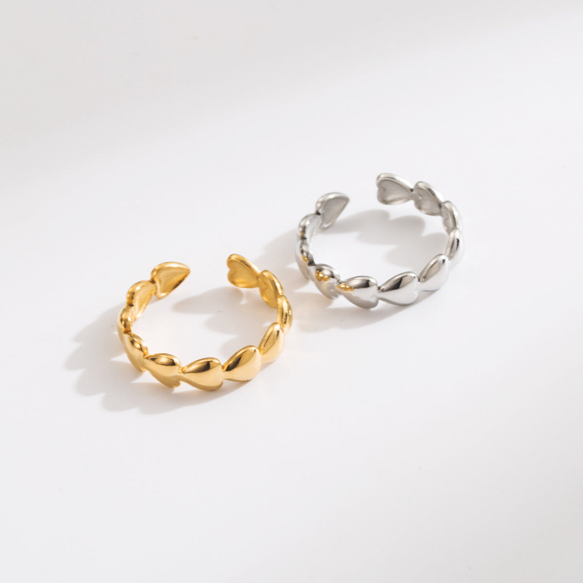 Anillo minimalista de acero inoxidable con forma de corazón para mujer con diseño de banda abierta y acabado chapado