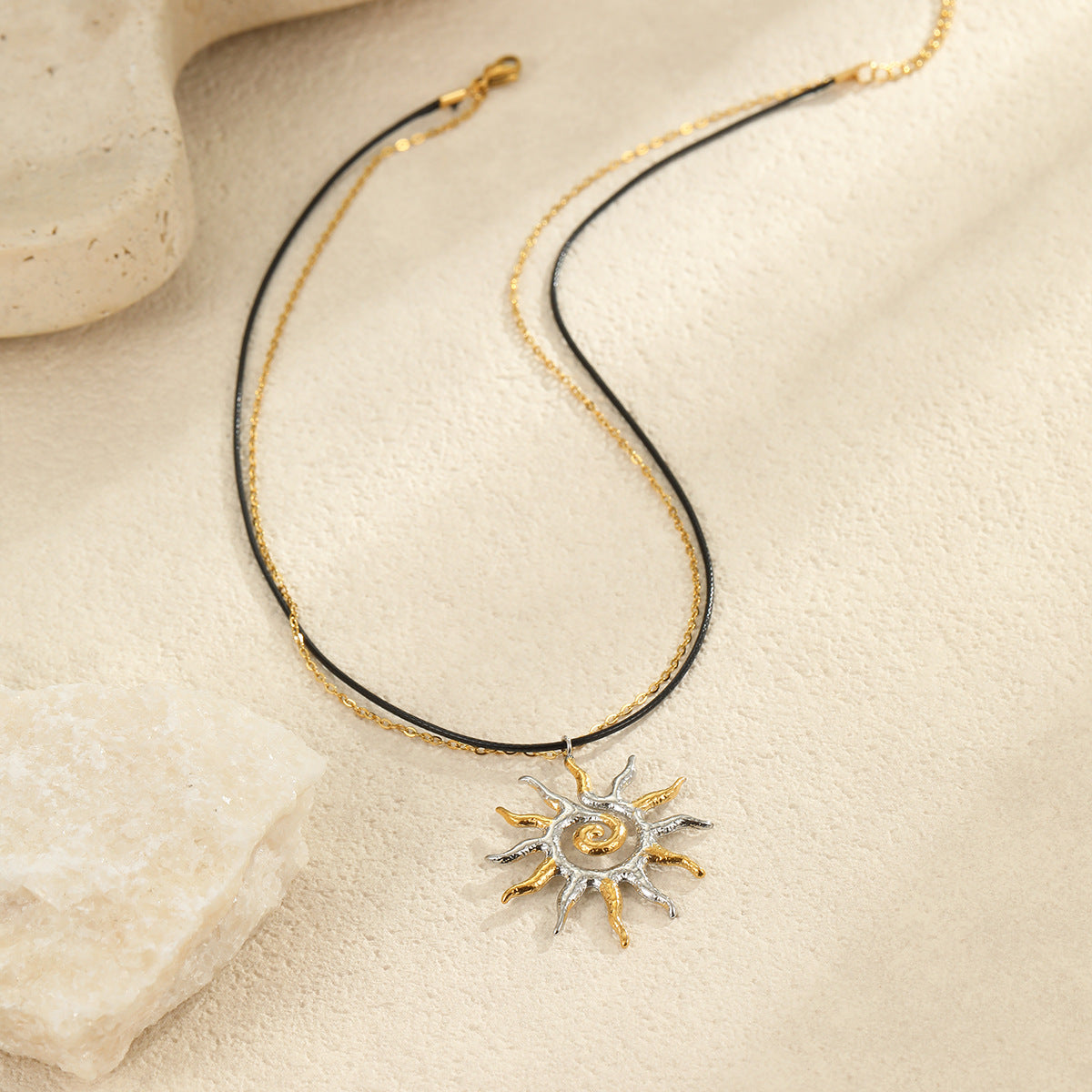 Collar minimalista con colgante de girasol de acero de titanio con acabado chapado para mujer