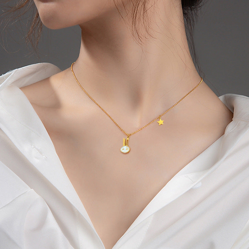 Collar con colgante de conejo minimalista de acero de titanio con baño de oro para mujer y hombre, incrustaciones de abulón, cadena para clavícula