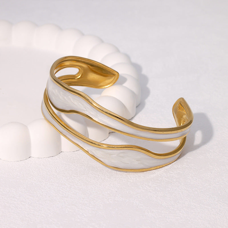 Minimalist Geometric Cold-Tone Bracelet with Heart and Floral Motifs in Gold-Plated Stainless Steel for Women