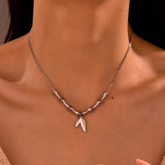 Collana con ciondolo minimalista alla moda a nodo e foglia di bambù in acciaio al titanio placcato oro 18K da donna