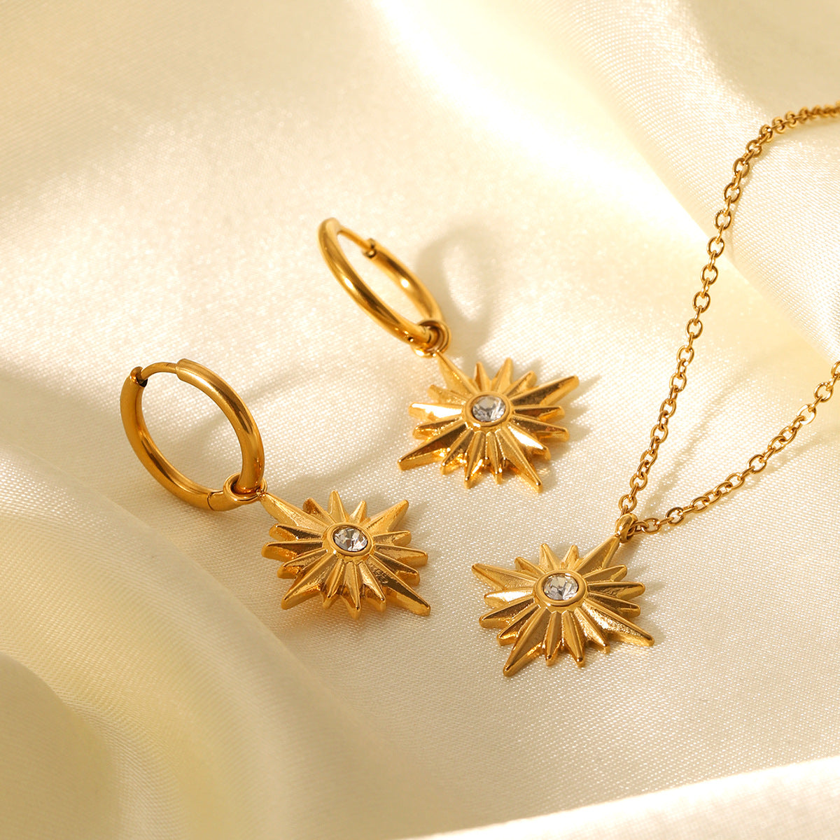 Collana con Pendente a Stella a Otto Punte Geometrica Minimalista in Acciaio Inossidabile con Intarsio di Strass e Placcatura in Oro 18K da Donna