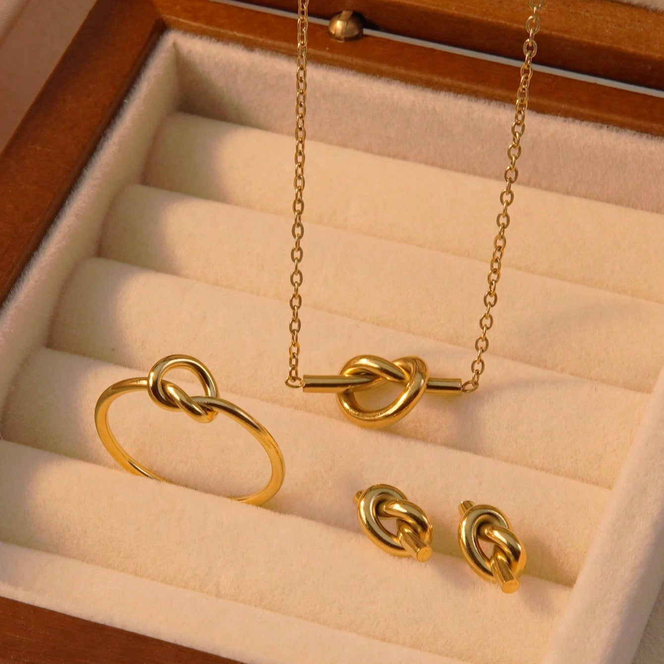 Collana da Donna Placcata con Nodo a Cuore in Acciaio Inossidabile Minimalista