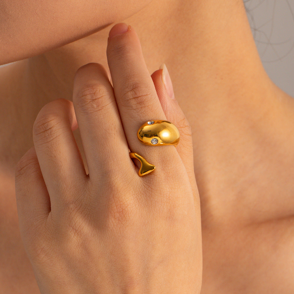 Anillo de acero de titanio geométrico ajustable con forma de pez estilo INS con chapado en oro de 18 quilates