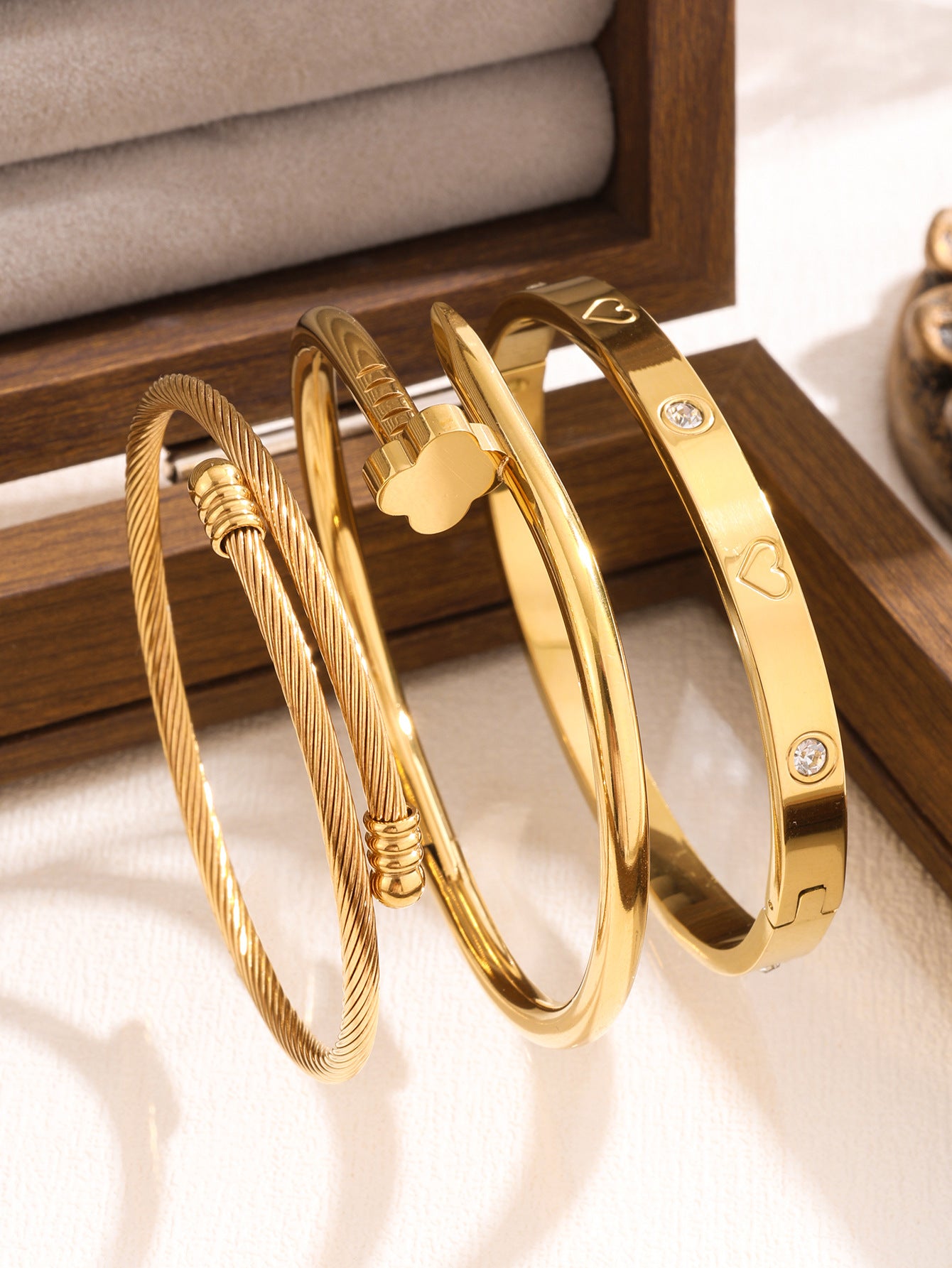 Juego de pulseras de acero inoxidable con trébol de cuatro hojas, incrustaciones de diamantes de imitación y chapado en oro al vacío de 18 quilates, estilo minimalista y a la moda