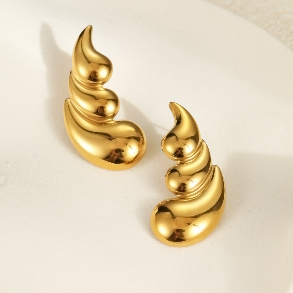 Elegantes pendientes geométricos de acero inoxidable con baño de oro de 18K para mujer