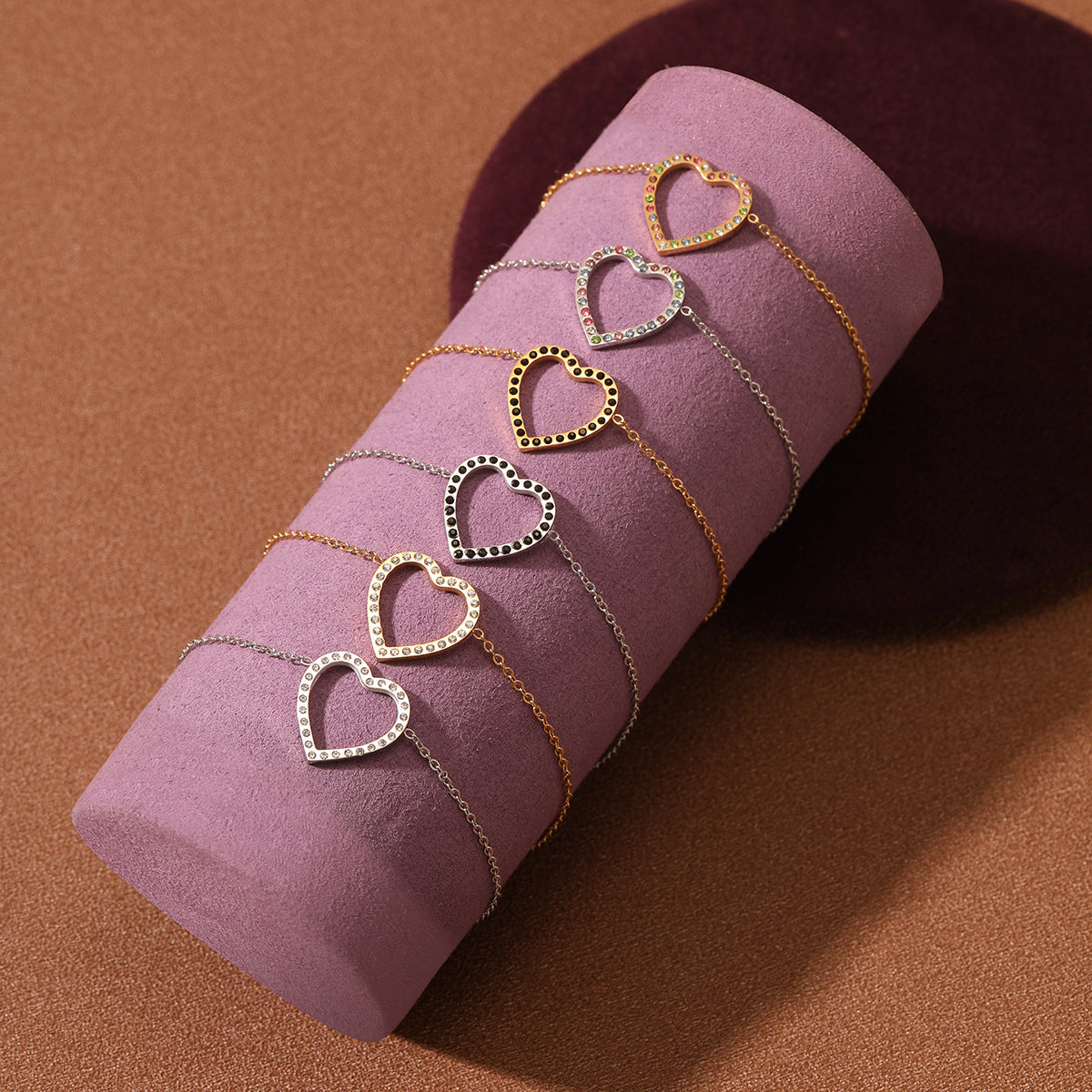 Bracciale da donna in acciaio inossidabile a forma di cuore cavo, alla moda e minimalista, con strass micro-incastonati e finitura placcata