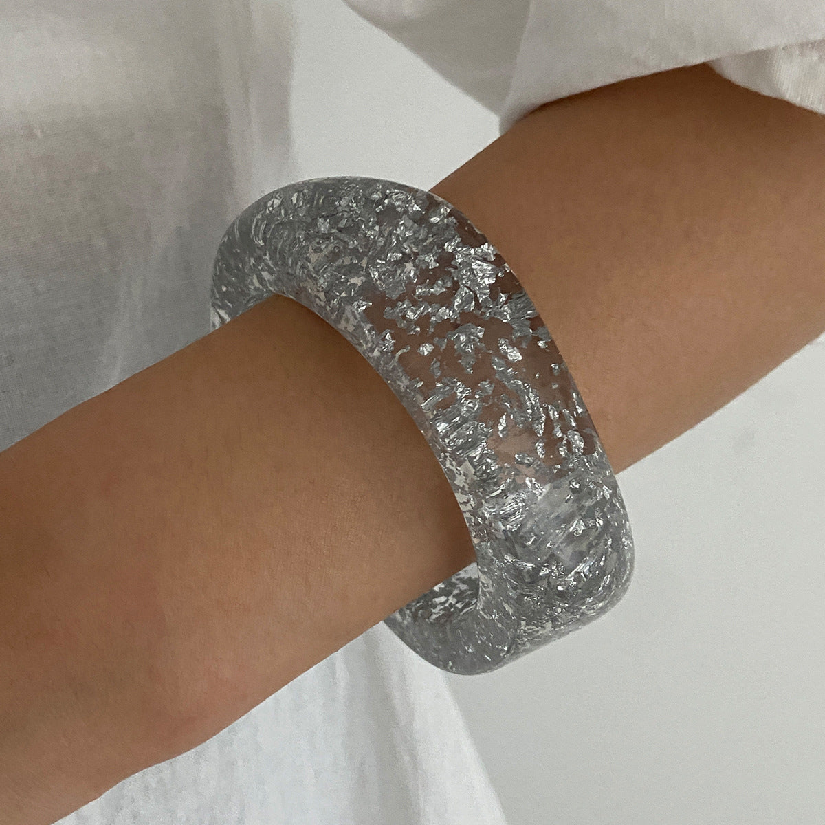 Braccialetto a molla da donna in metallo lucido semitrasparente a forma geometrica irregolare con finitura placcata