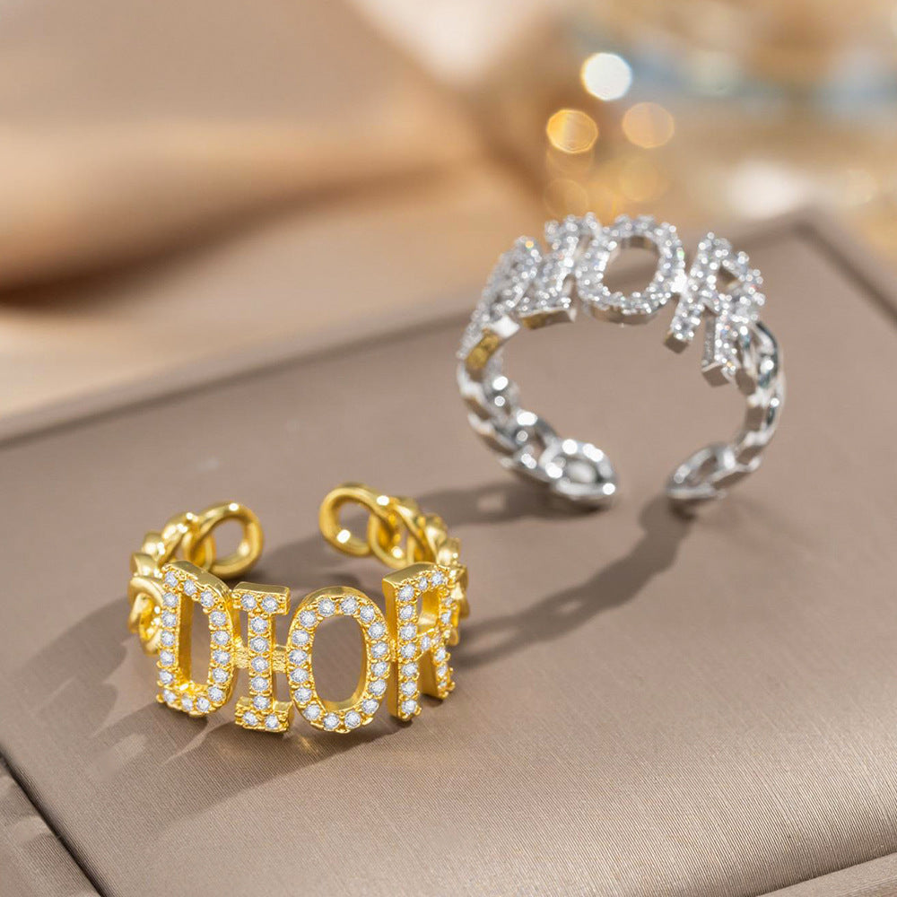Anillo Minimalista de Letra Hueca con Incrustaciones de Pedrería y Baño de Oro de 18K para Mujer