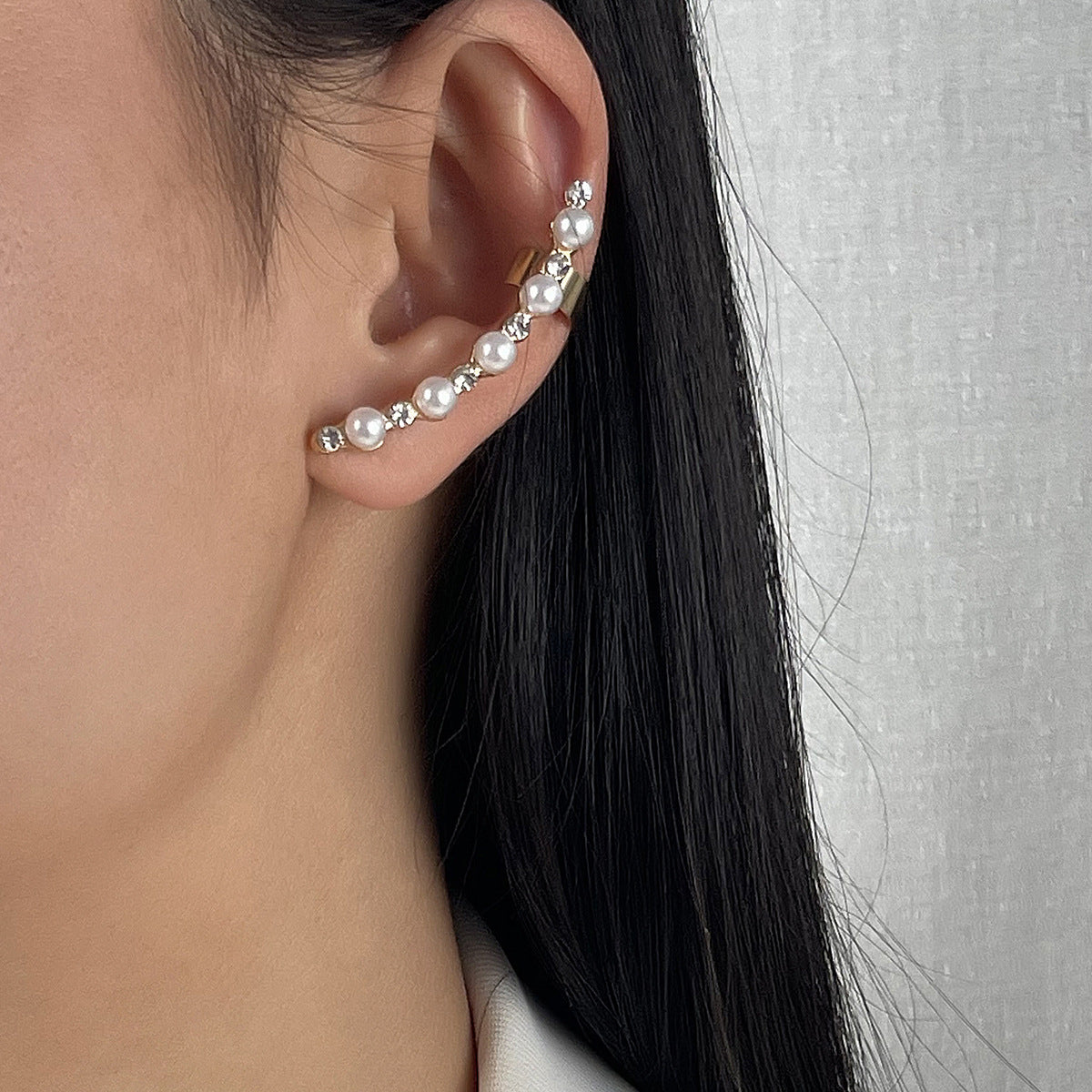 Pendientes Minimalistas Dulces Geométricos de Perlas con Acentos de Pedrería, Aretes de Aleación y Parte Trasera en Forma de U de Clip para Mujer