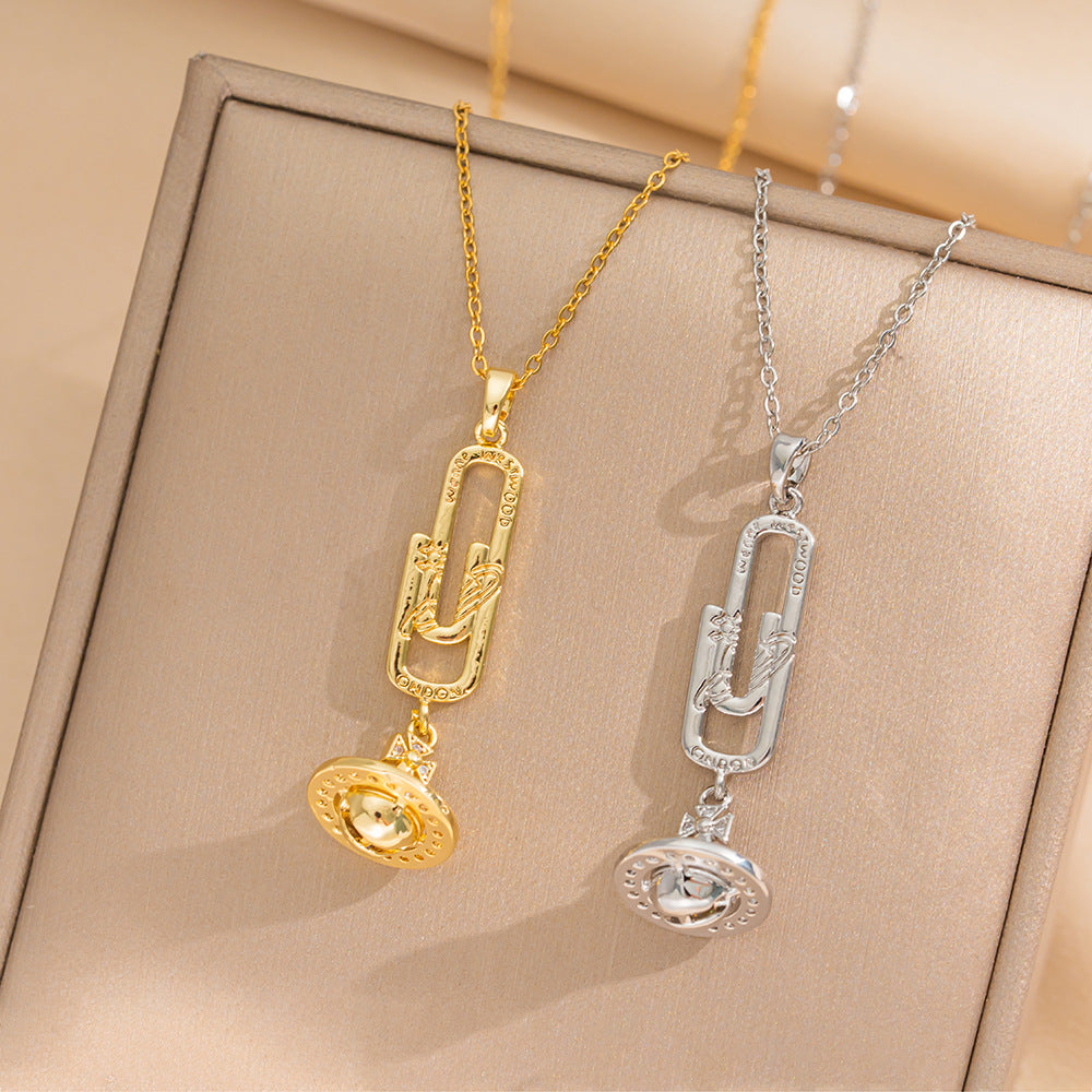 Collana da donna Minimalista in Titanio Acciaio Placcato con Fermaglio a forma di Graffetta e Disco Volante/Pianeta Geometrico
