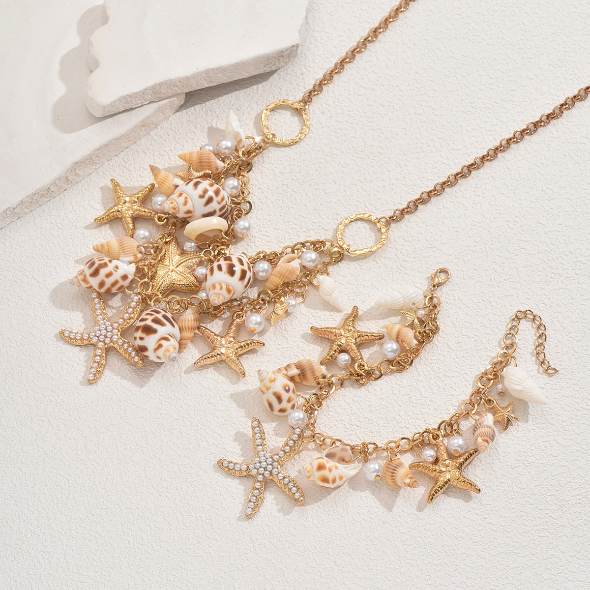 Conjunto de collar y pulsera para mujer inspirados en el océano con colgante de estrella de mar y concha marina, incrustaciones de perlas, cadena de aleación, joyería temática natural