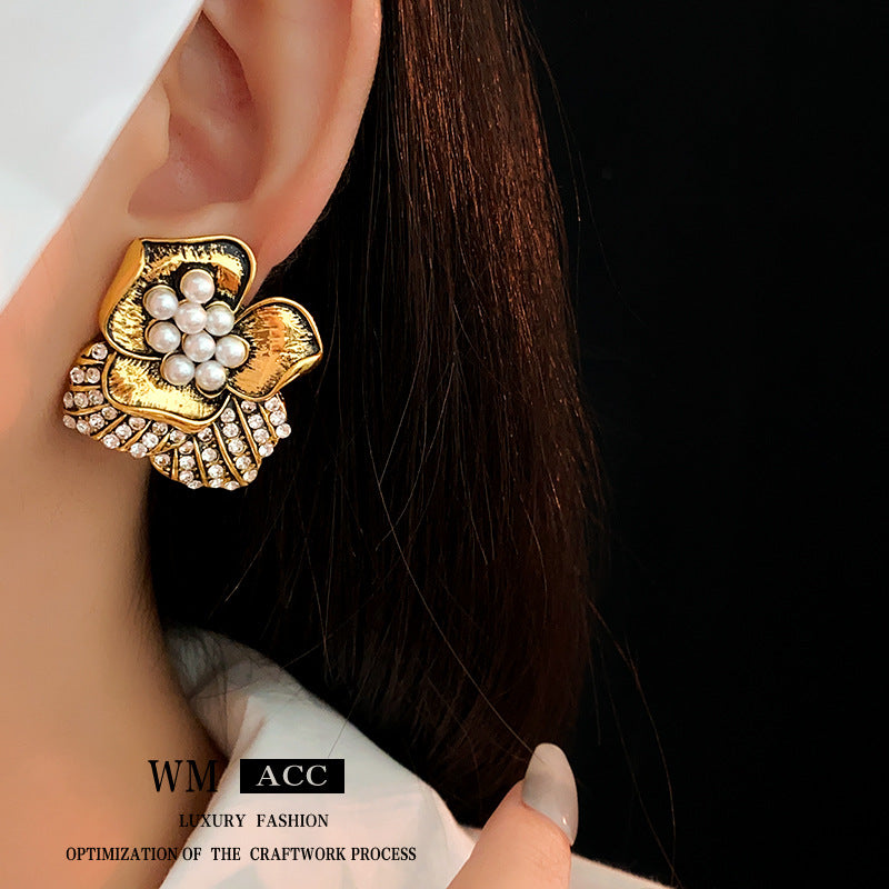 Orecchini a Perno Floreali Vintage con Perle e Accenti di Strass in Acciaio Placcato Oro da Donna