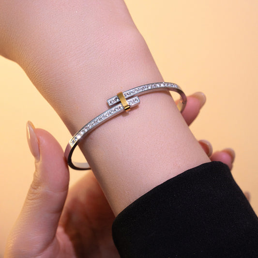 Bracciale a T intrecciato in acciaio inossidabile e titanio lussuoso e minimalista con intarsio completo di strass e design geometrico ovale