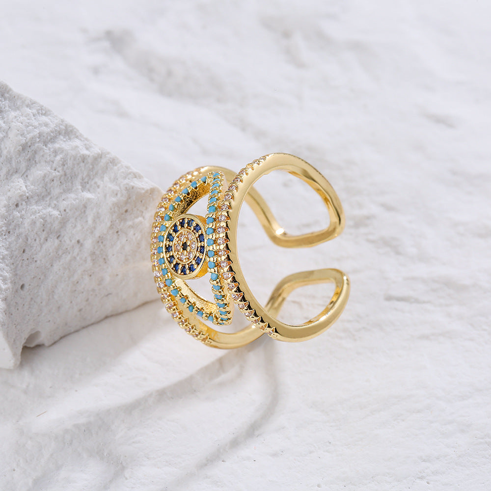 Anello Minimalista Geometrico a Occhio di Allah Traforato per Donna con Base in Rame e Placcatura in Oro con Zirconi Micro-Incastonati