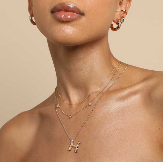 Collar con colgante de letra geométrica minimalista para mujer de acero de titanio con acabado chapado