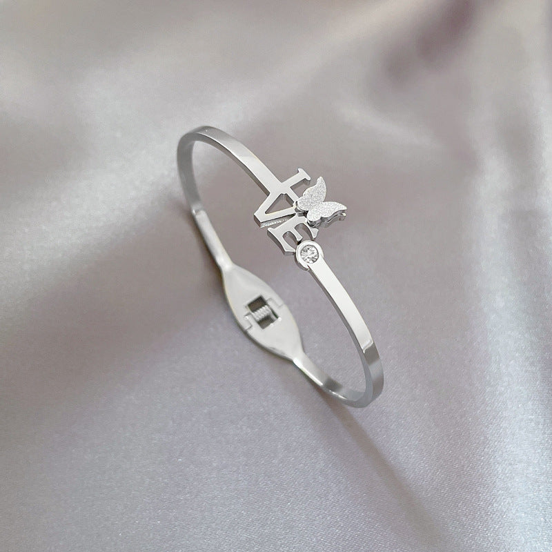 Bracciale in Acciaio Inossidabile Titanio con Farfalla Minimalista, Finitura Galvanica, da Donna, Accessorio di Moda Vintage ed Elegante