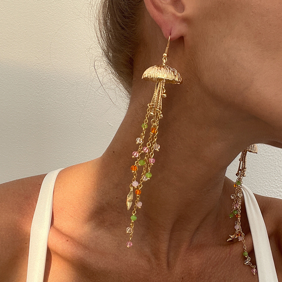 Pendientes largos de aleación con acabado galvanizado para mujer, diseño de estrella de mar asimétrica y concha nacarada