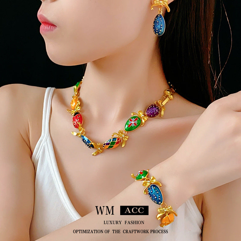 Collana pendente con fiocco floreale vintage in lega con intarsio di strass e finitura smaltata da donna