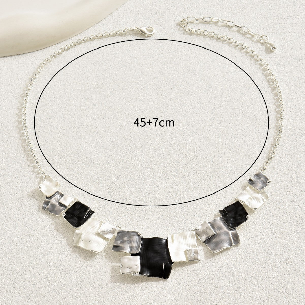 Collana con ciondolo quadrato in smalto geometrico colorato da donna con catena in lega in stile moderno minimalista