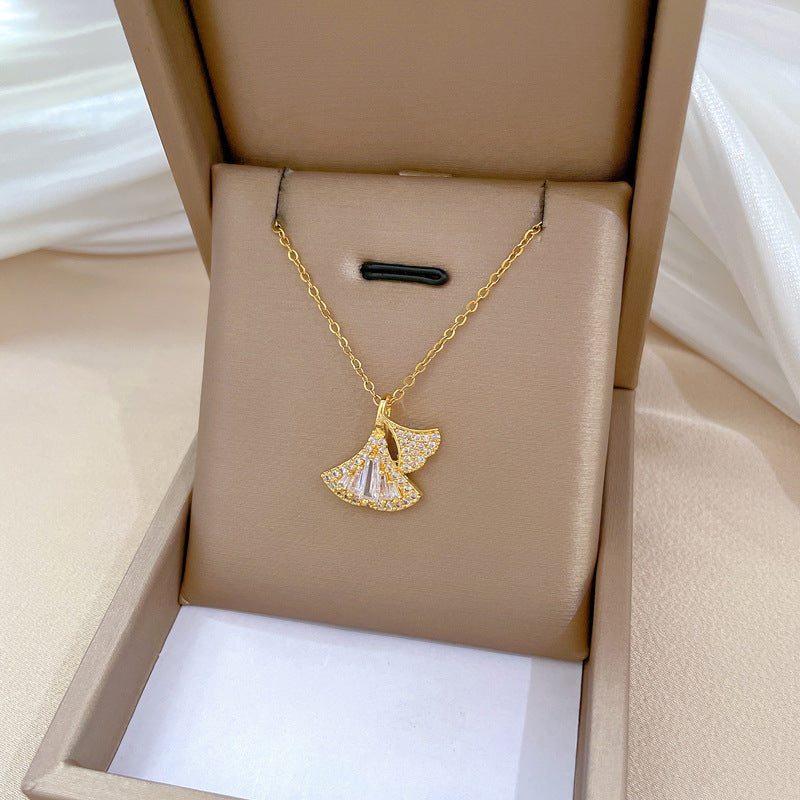 Collana a pendente minimalista con foglia di Ginkgo in acciaio inossidabile e intarsio di strass per donne e uomini