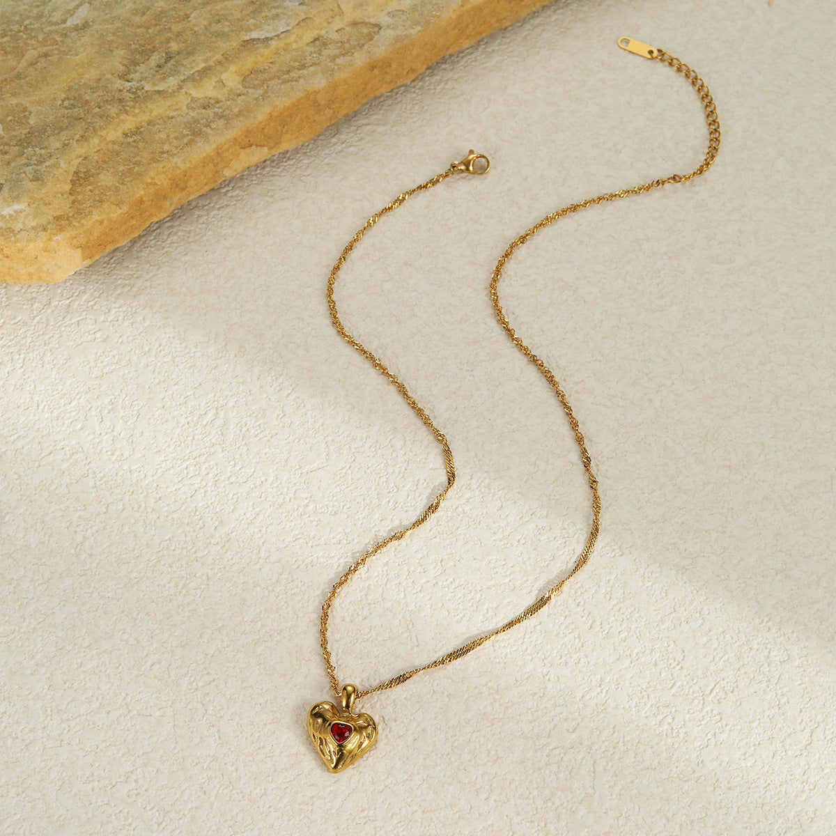 Collana con Pendente a Cuore Martellato e Strass in Acciaio Inossidabile Placcato Oro 18K per Donna