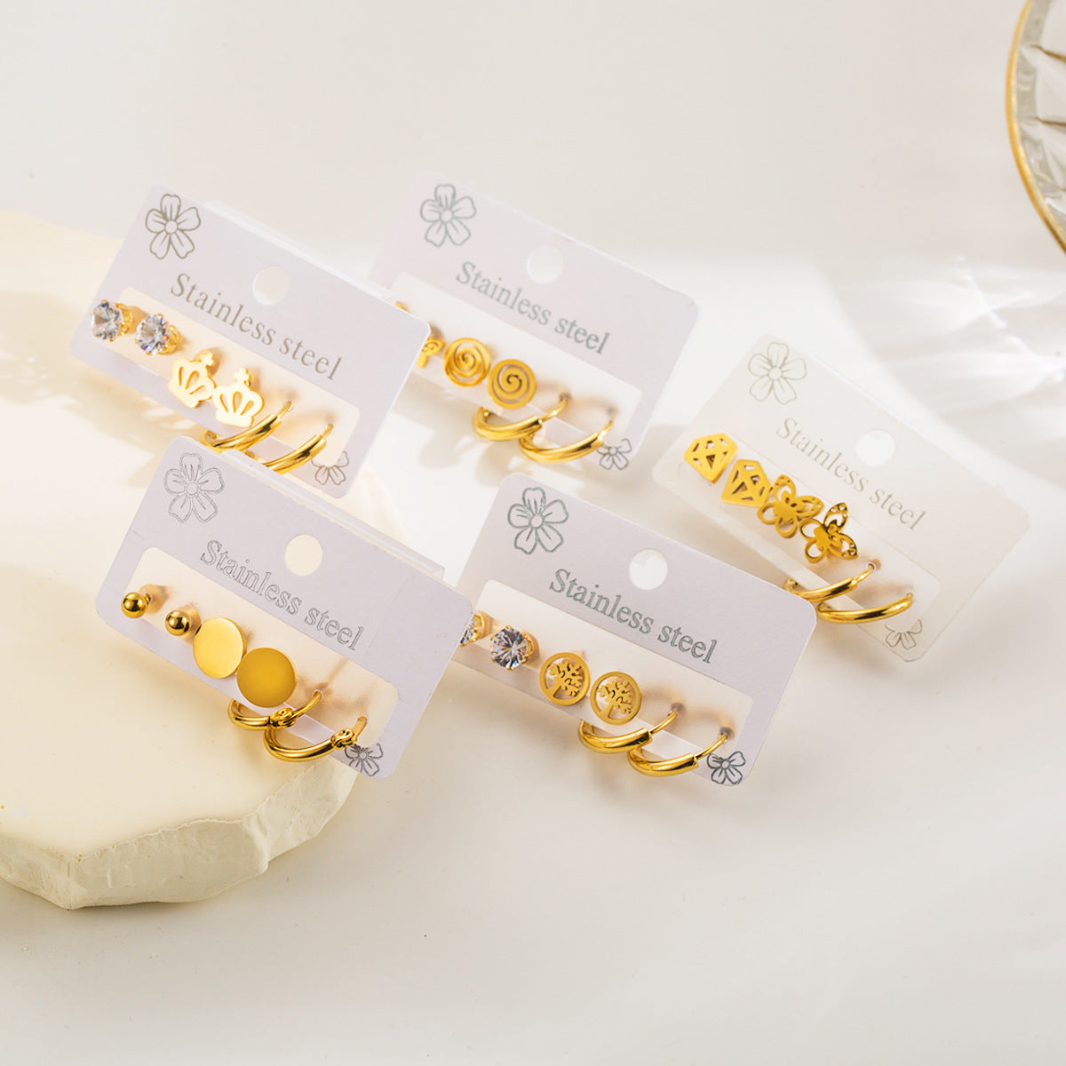 Set di orecchini a lobo "Corona e Farfalla" in acciaio inossidabile, dolci e grintosi, con finitura placcata