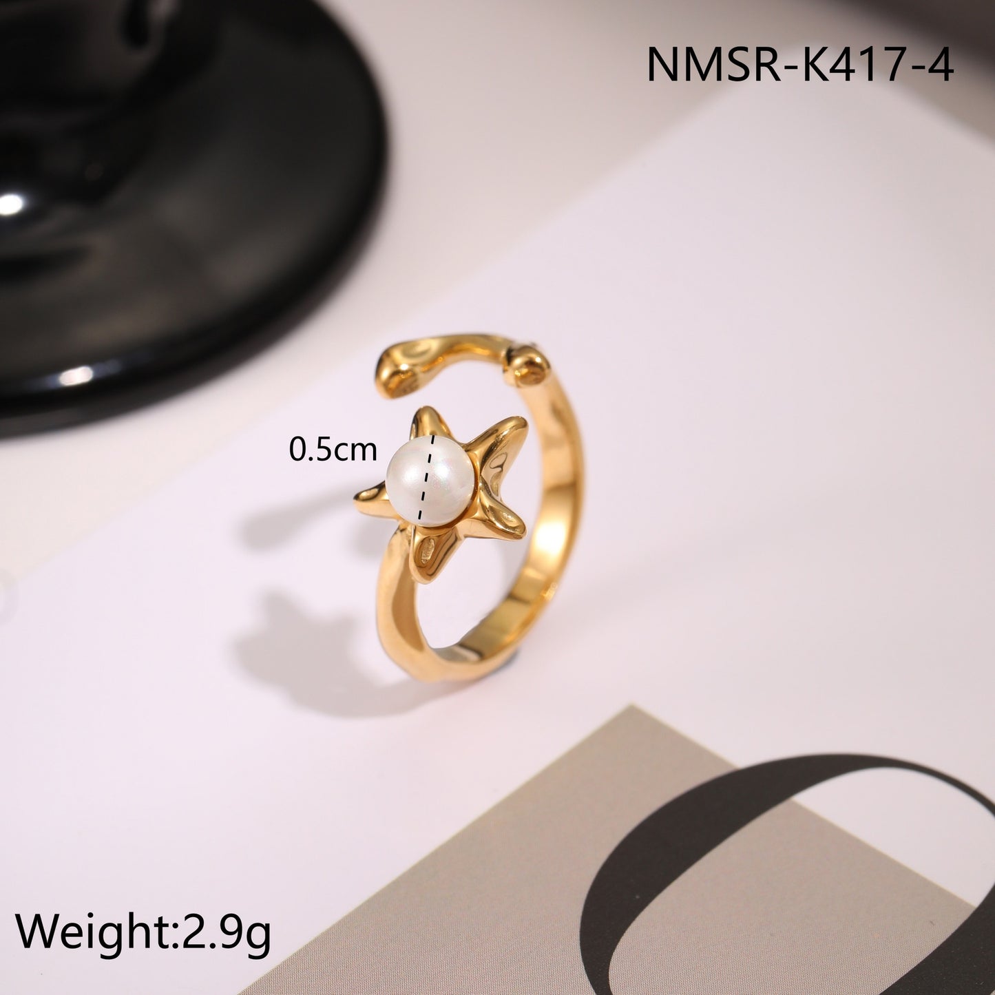 Anillo Abierto de Acero Inoxidable con Forma Geométrica, Acabado de Acero de Titanio y Detalle de Corazón de Malaquita para Mujer