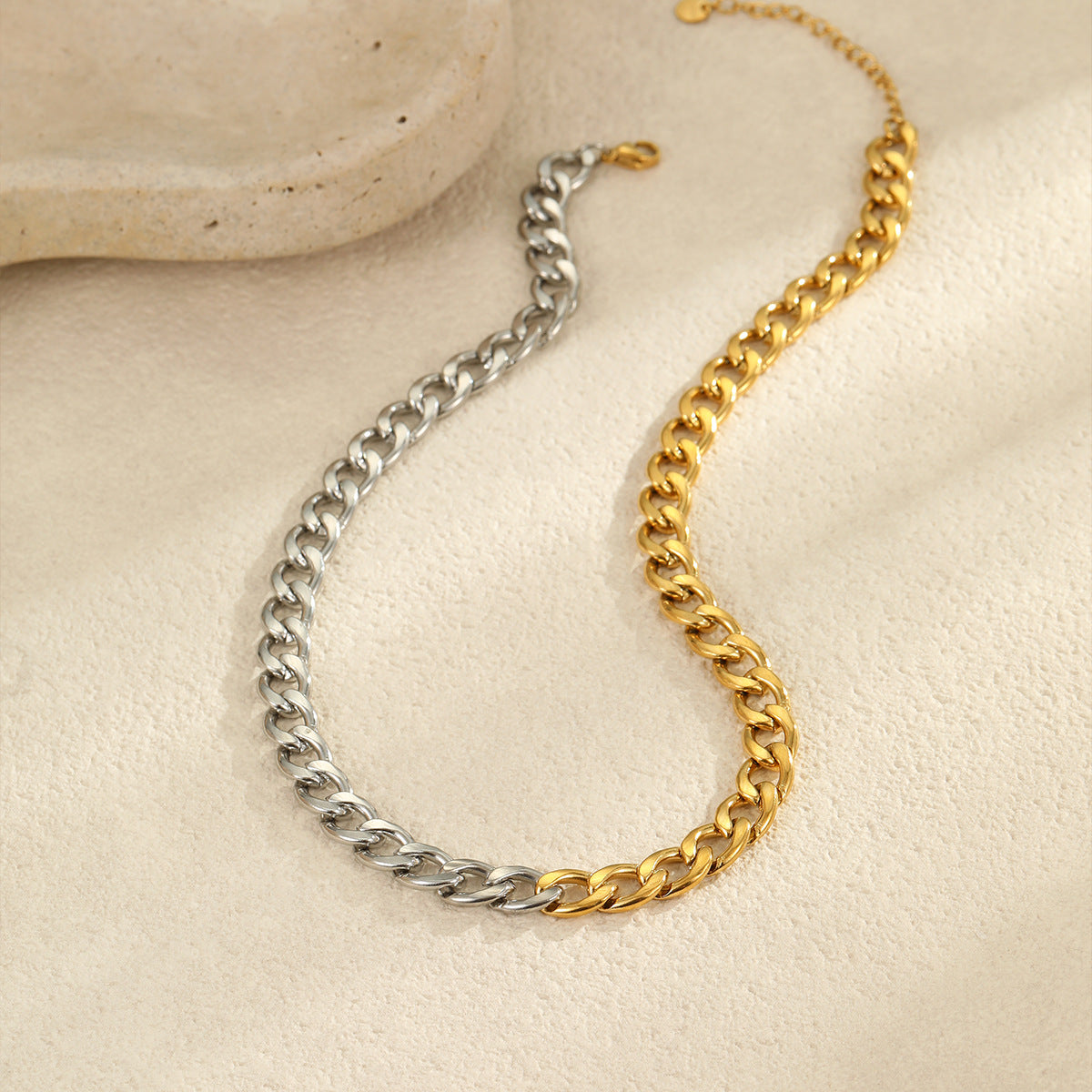 Collar con Colgante Geométrico de Acero Inoxidable con Baño de Oro de 18K para Mujer, Estilo Moderno para la Oficina