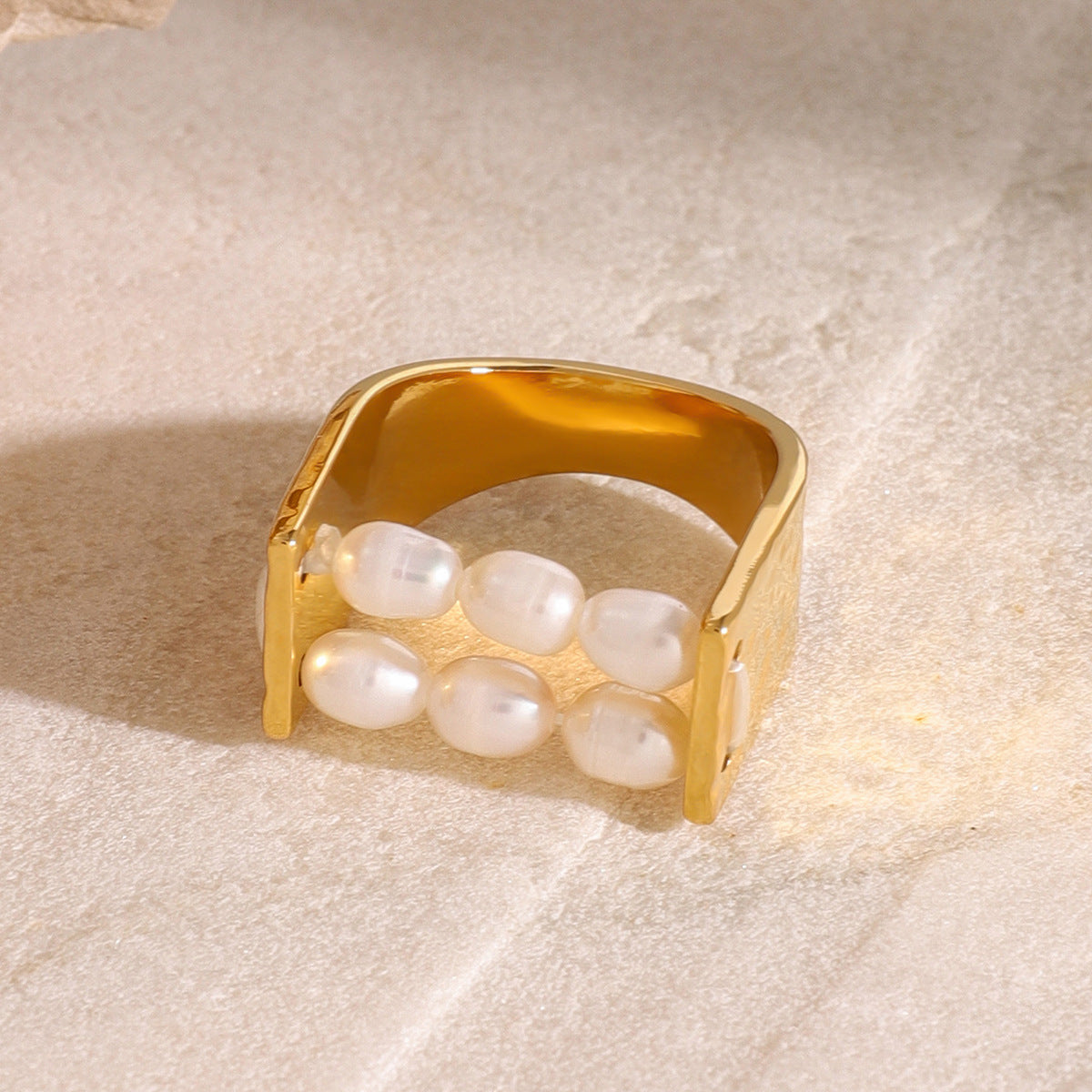 Anello alla moda a U geometrica in acciaio inossidabile placcato oro 18 carati con perla, da donna
