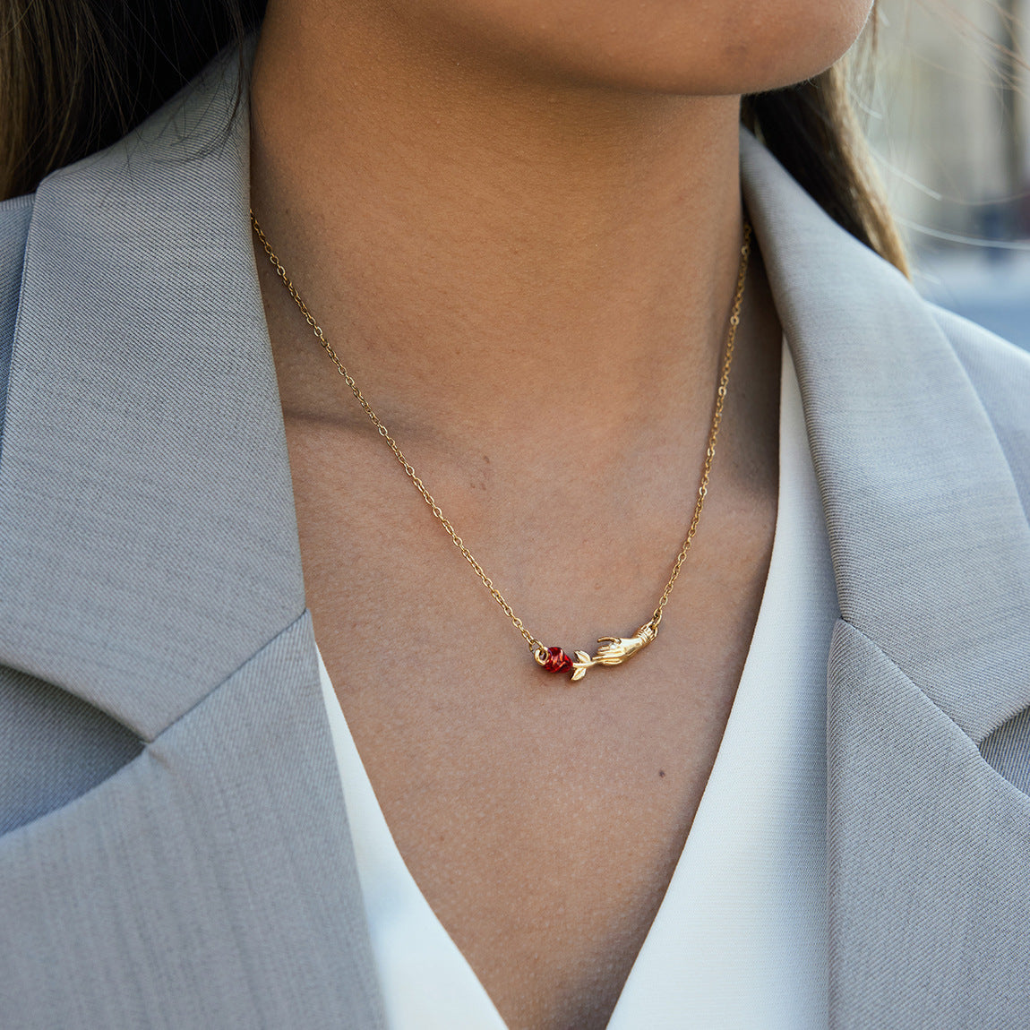 Collana da donna minimalista con pendente geometrico a rosa in acciaio al titanio placcato PVD oro 18 carati