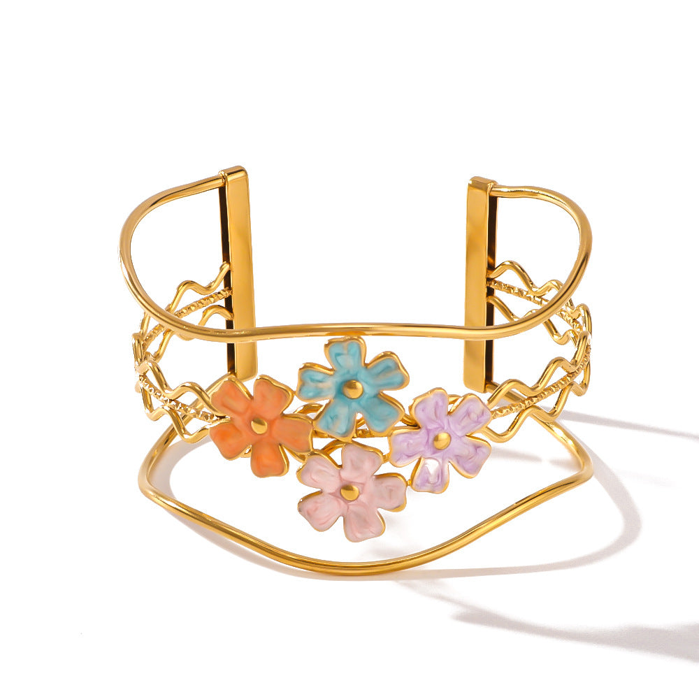 Bracciale regolabile in stile Ins con design floreale, placcato oro 18 carati in acciaio inossidabile e smalto colorato