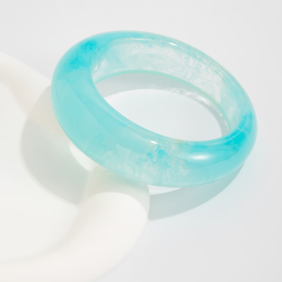 Braccialetto da donna in resina semitrasparente a forma di liquido irregolare geometrico con finitura smaltata