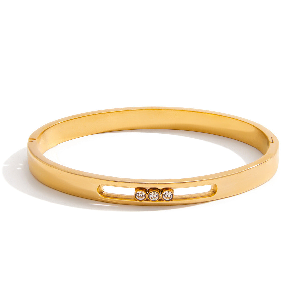 Pulsera minimalista ajustable de acero titanio chapado en oro con detalles de circonitas blancas para mujer