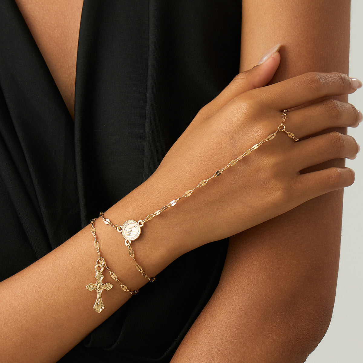 Bracciale da donna in lega in stile vintage con croce pendente, nappe e dettagli a catena