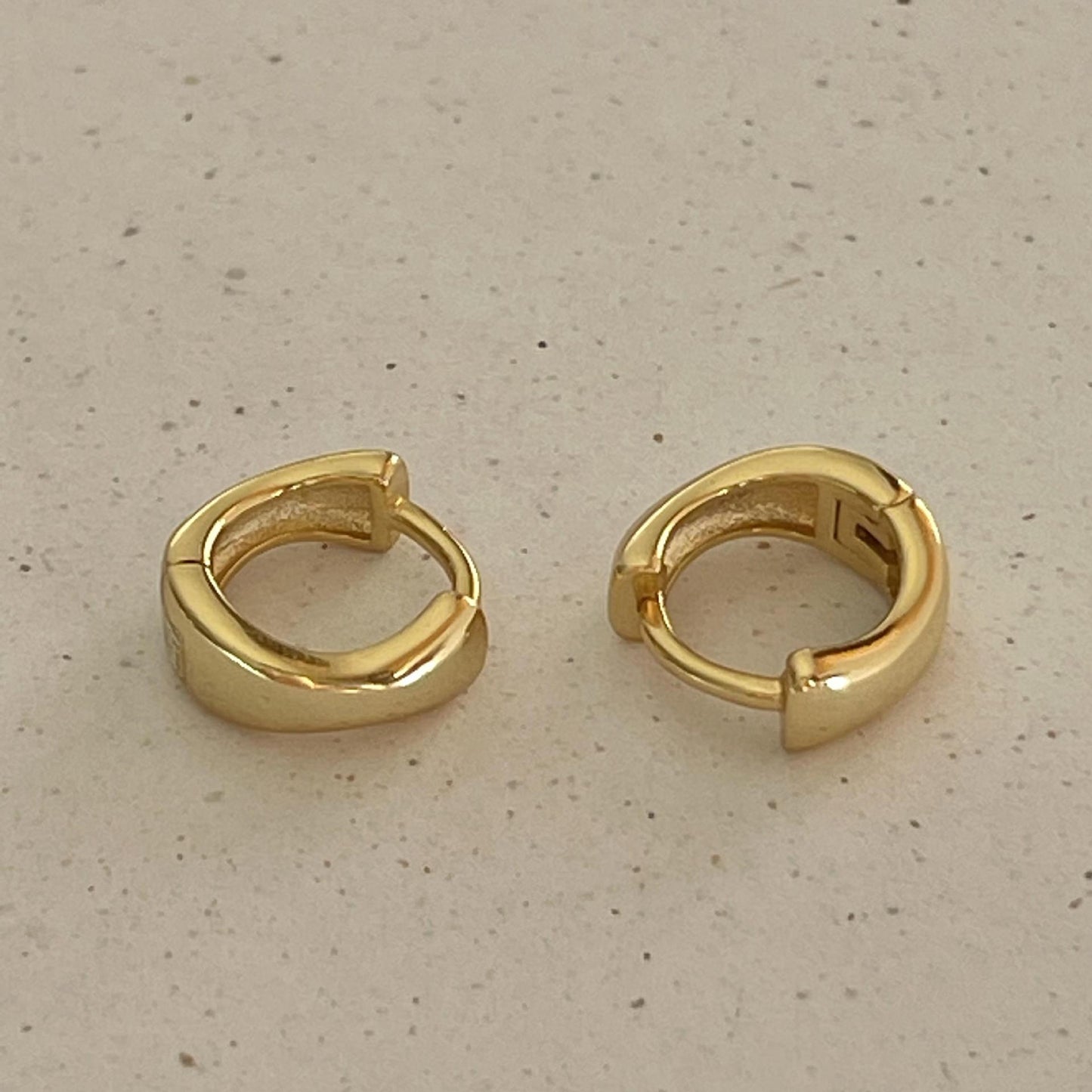 Pendientes minimalistas de plata de ley 925 chapados en oro con forma de aguacate