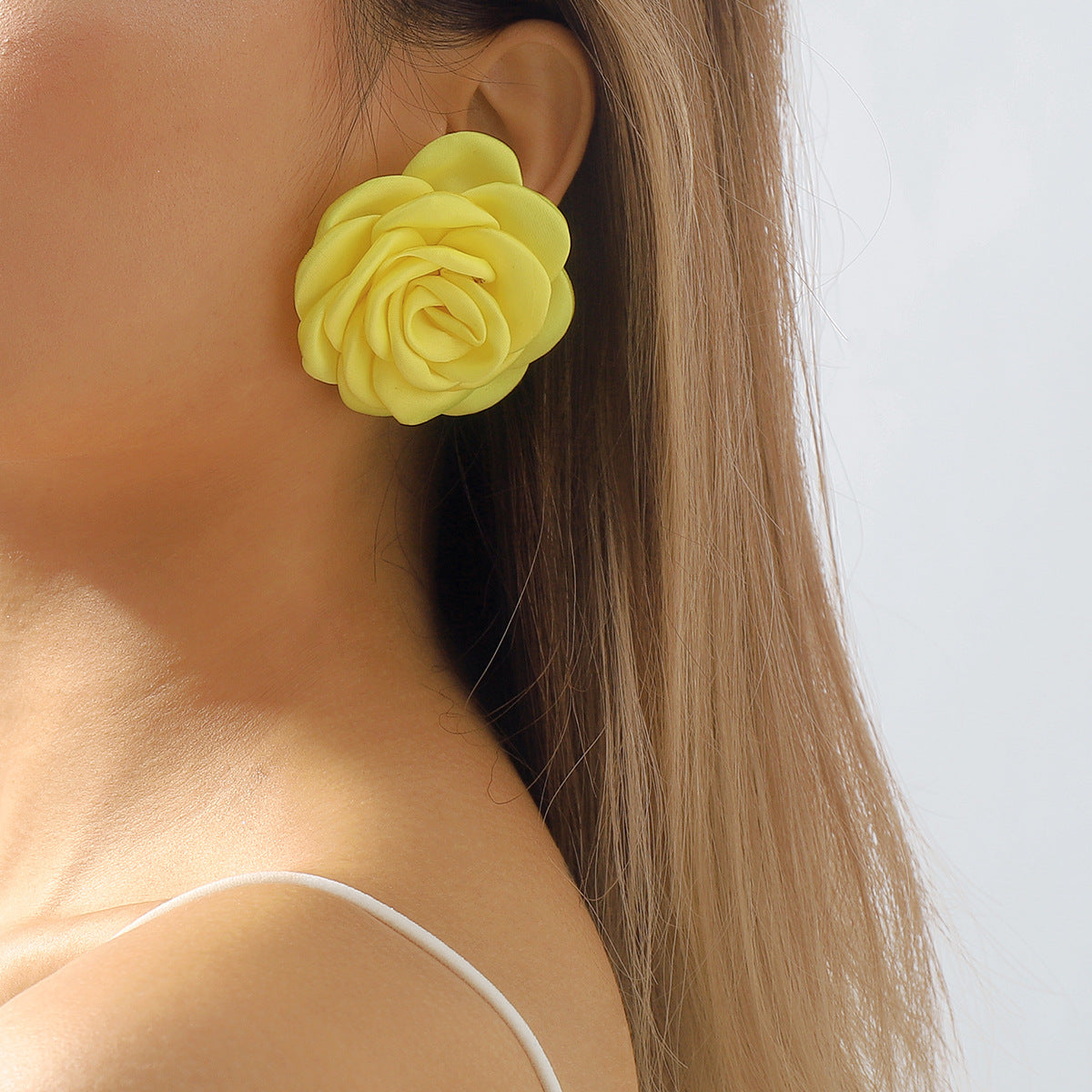 Collar de perlas con diseño de camelia chic para mujer, diseño floral y acabado artesanal en hierro y tela