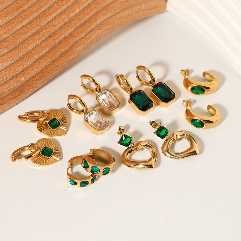 Orecchini Vintage da Donna in Acciaio al Titanio con Smeraldo Verde a Cuore, Zirconia Incastonata, Finitura Placcata e Design Elegante Minimalista
